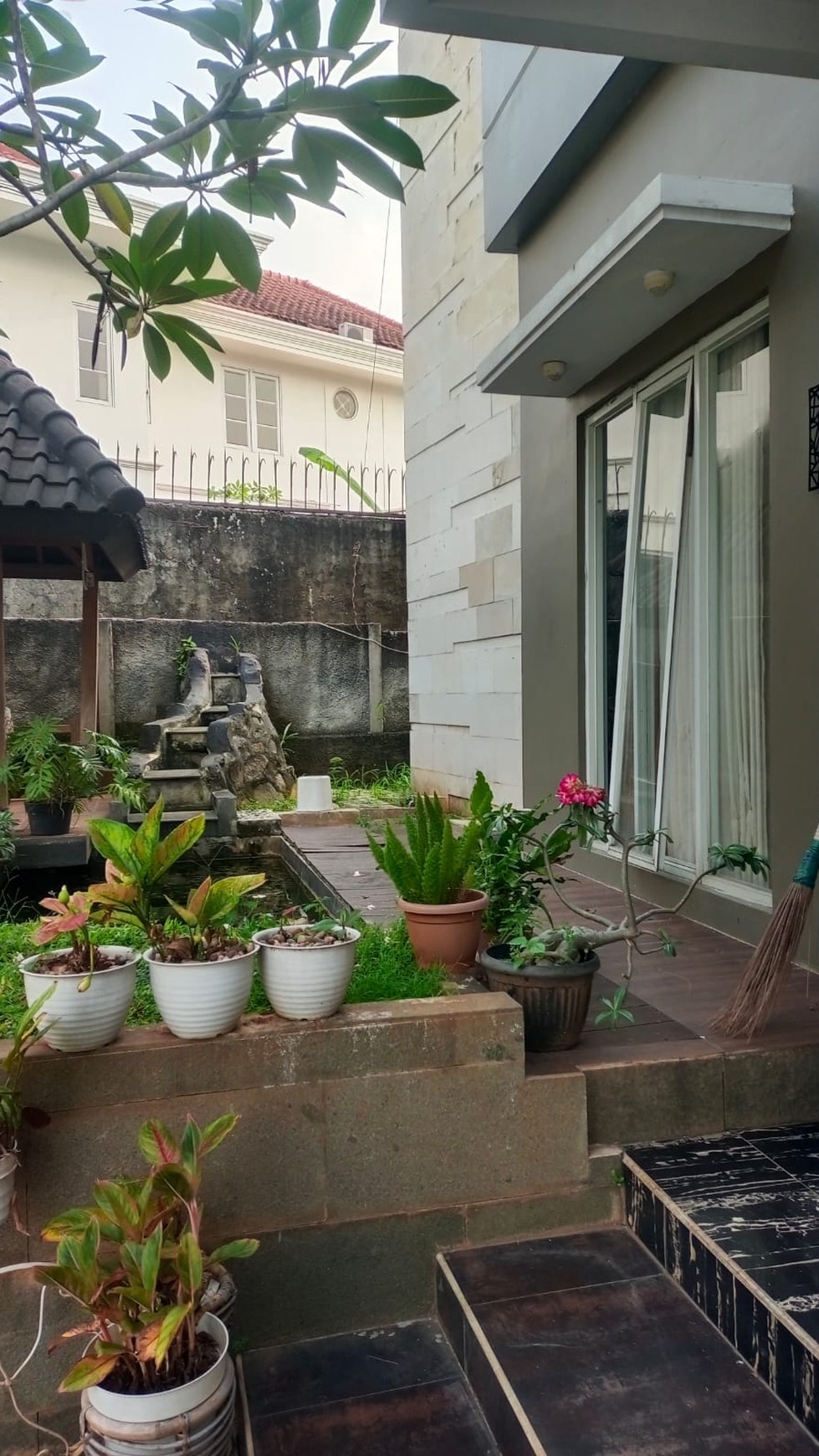 Rumah Hoek Ada Kolam Renang dekat stasiun LRT Cibubur jual Murah 