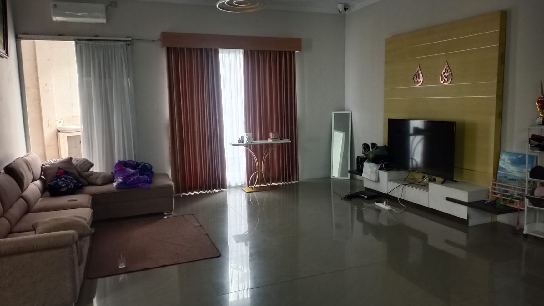 Rumah Hoek Ada Kolam Renang dekat stasiun LRT Cibubur jual Murah 