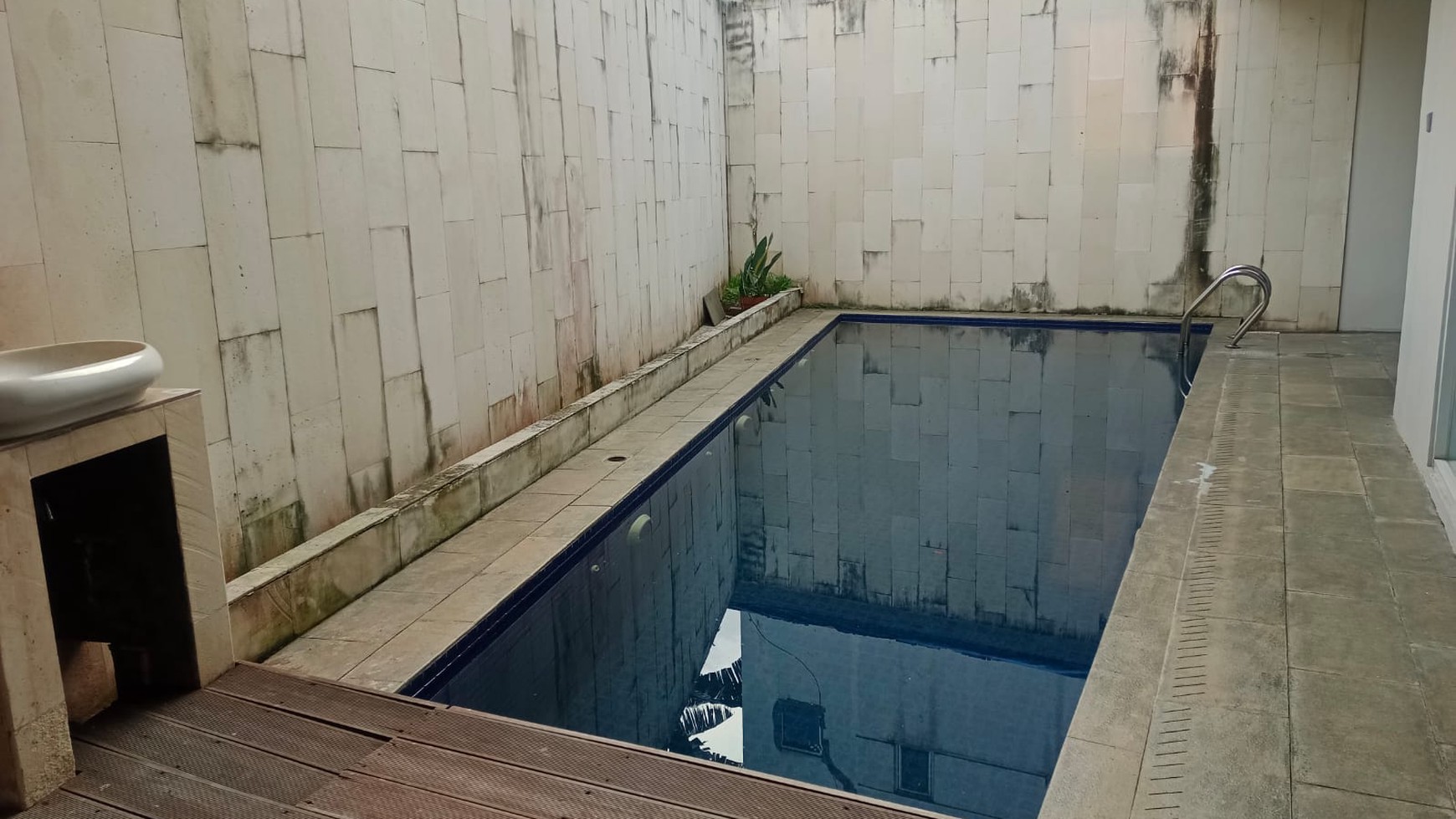 Rumah Hoek Ada Kolam Renang dekat stasiun LRT Cibubur jual Murah 