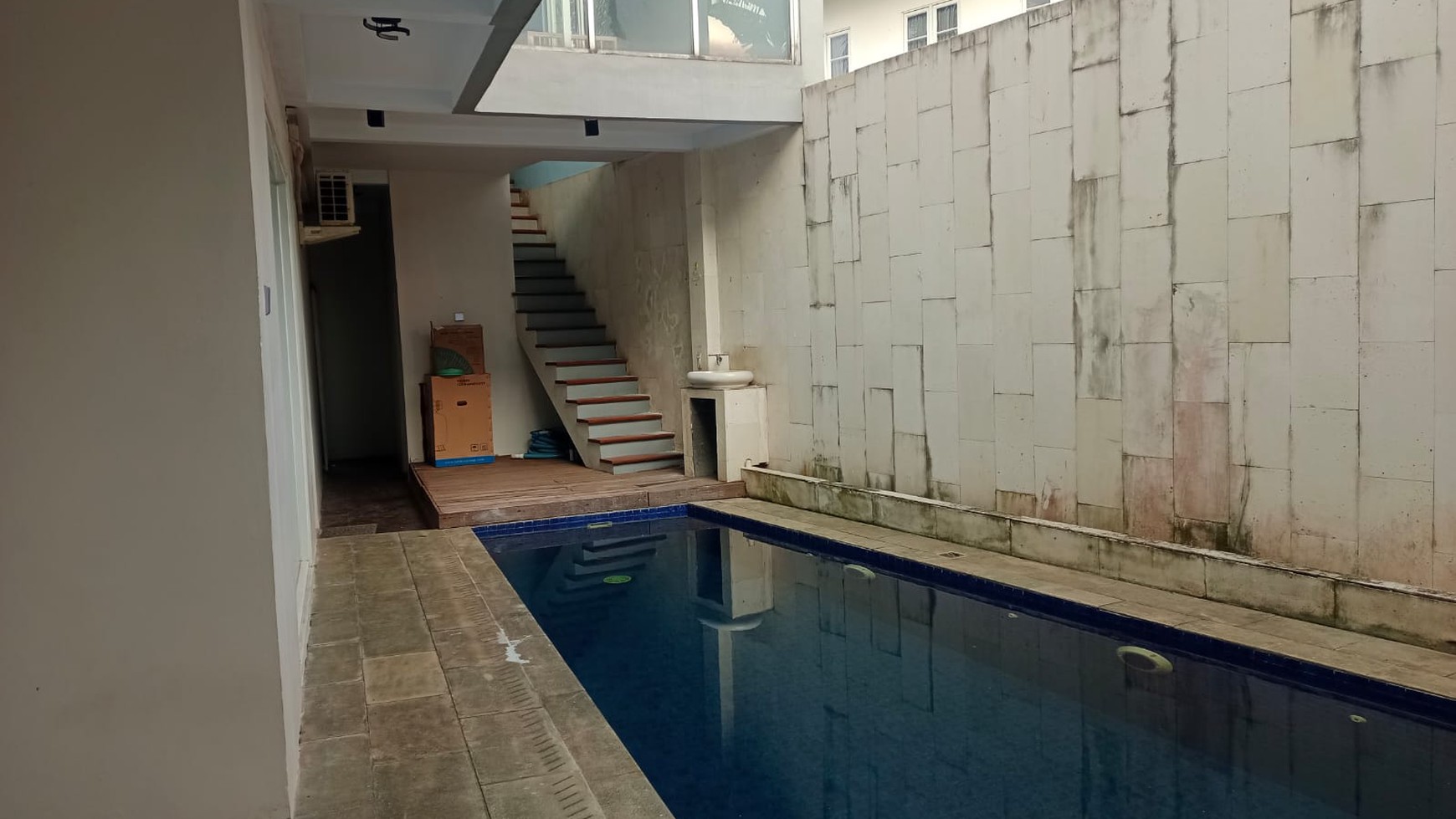 Rumah Hoek Ada Kolam Renang dekat stasiun LRT Cibubur jual Murah 