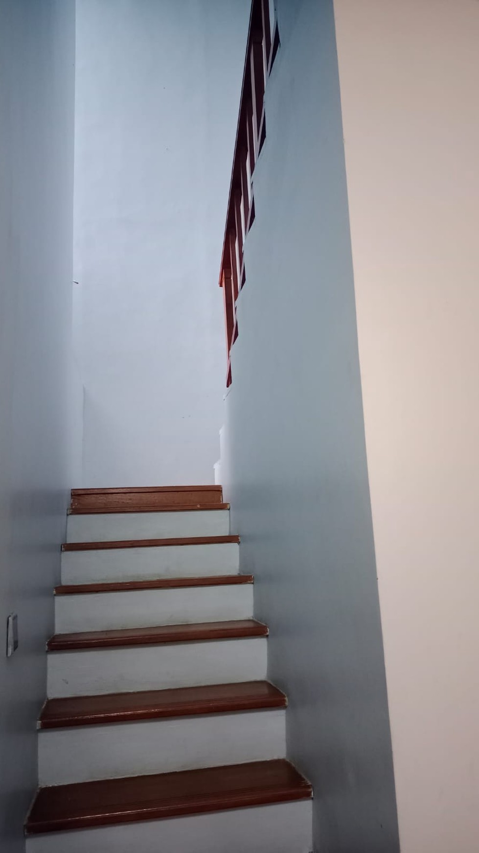 Rumah Hoek Ada Kolam Renang dekat stasiun LRT Cibubur jual Murah 