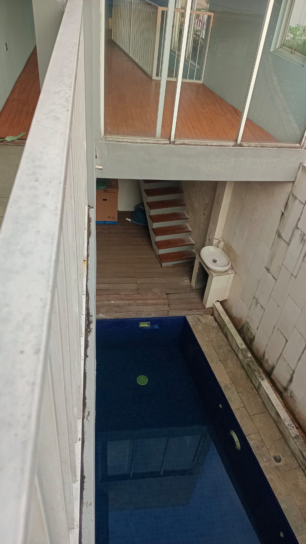 Rumah Hoek Ada Kolam Renang dekat stasiun LRT Cibubur jual Murah 