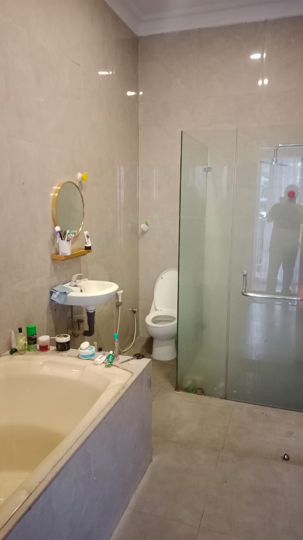 Rumah Hoek Ada Kolam Renang dekat stasiun LRT Cibubur jual Murah 