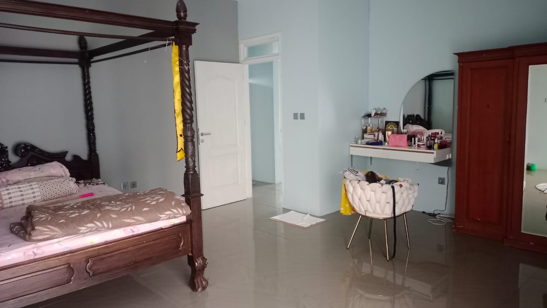 Rumah Hoek Ada Kolam Renang dekat stasiun LRT Cibubur jual Murah 