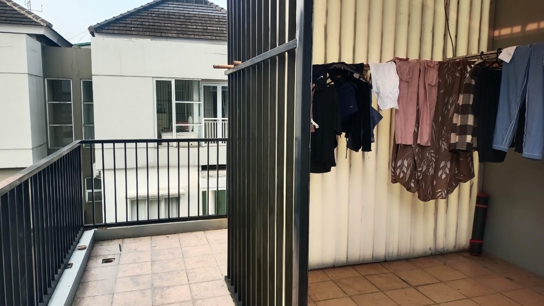 Rumah Hoek Ada Kolam Renang dekat stasiun LRT Cibubur jual Murah 