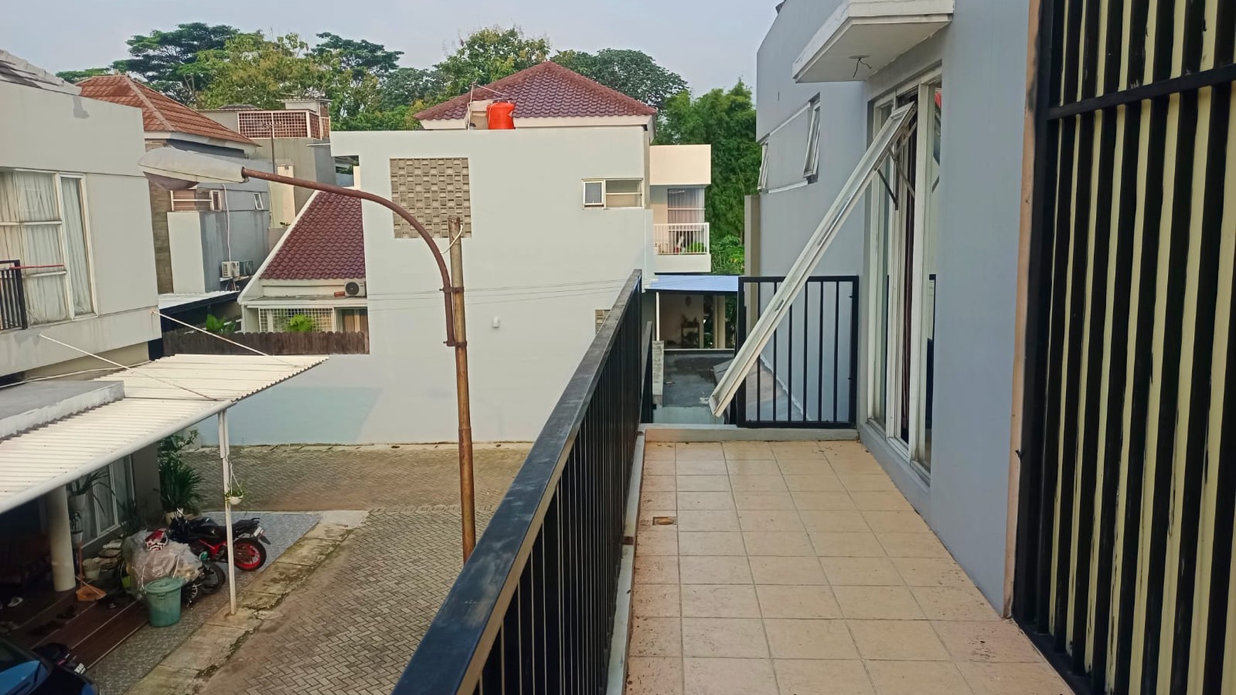 Rumah Hoek Ada Kolam Renang dekat stasiun LRT Cibubur jual Murah 