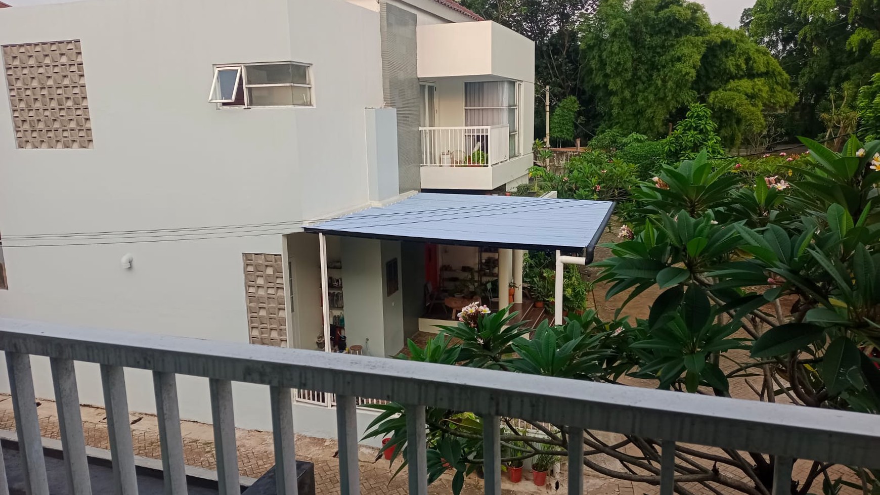 Rumah Hoek Ada Kolam Renang dekat stasiun LRT Cibubur jual Murah 