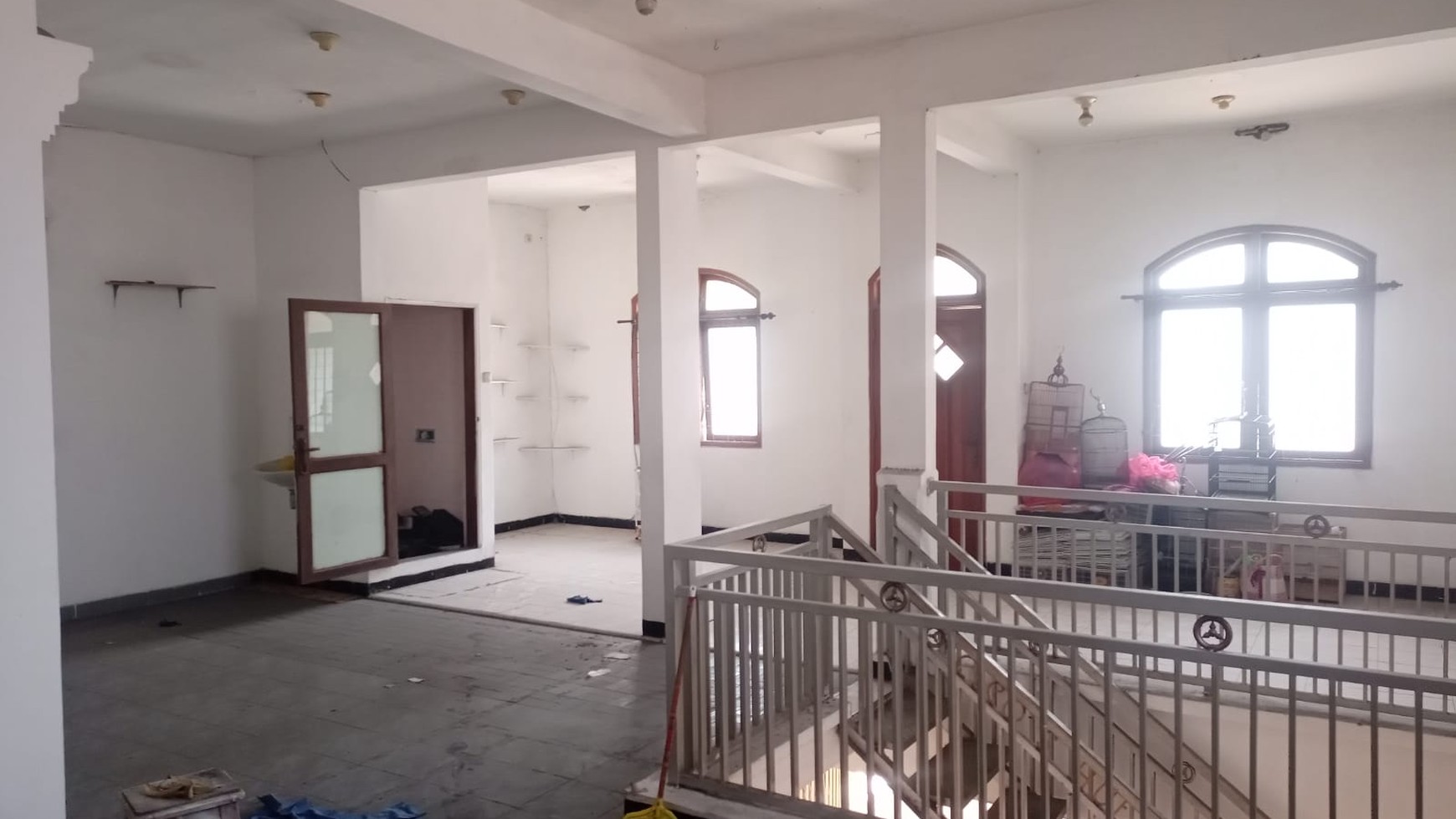 Disewakan Rumah 3 Lt- 10 KT di Raya Nginden Surabaya - Cocok untuk Kost atau Kantor
