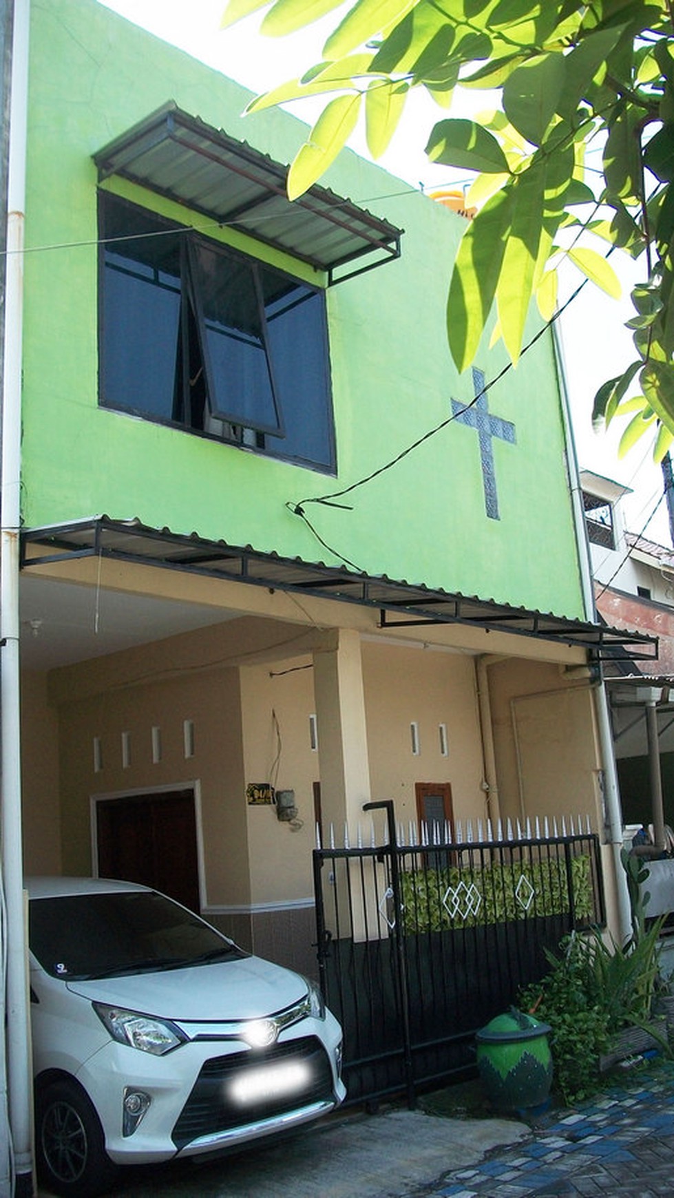 Rumah di Taman Aloha Sidoarjo, 2 Lantai, Bagus + Terawat, Siap Huni - LT -