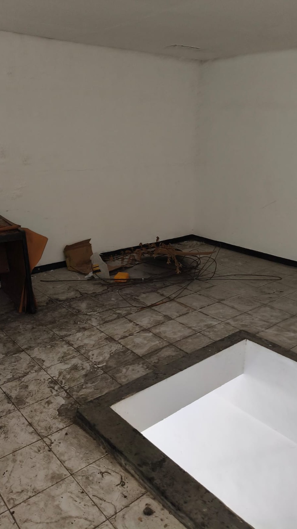Dijual Ruko 3,5 Lantai di Raya Ngagel, Surabaya