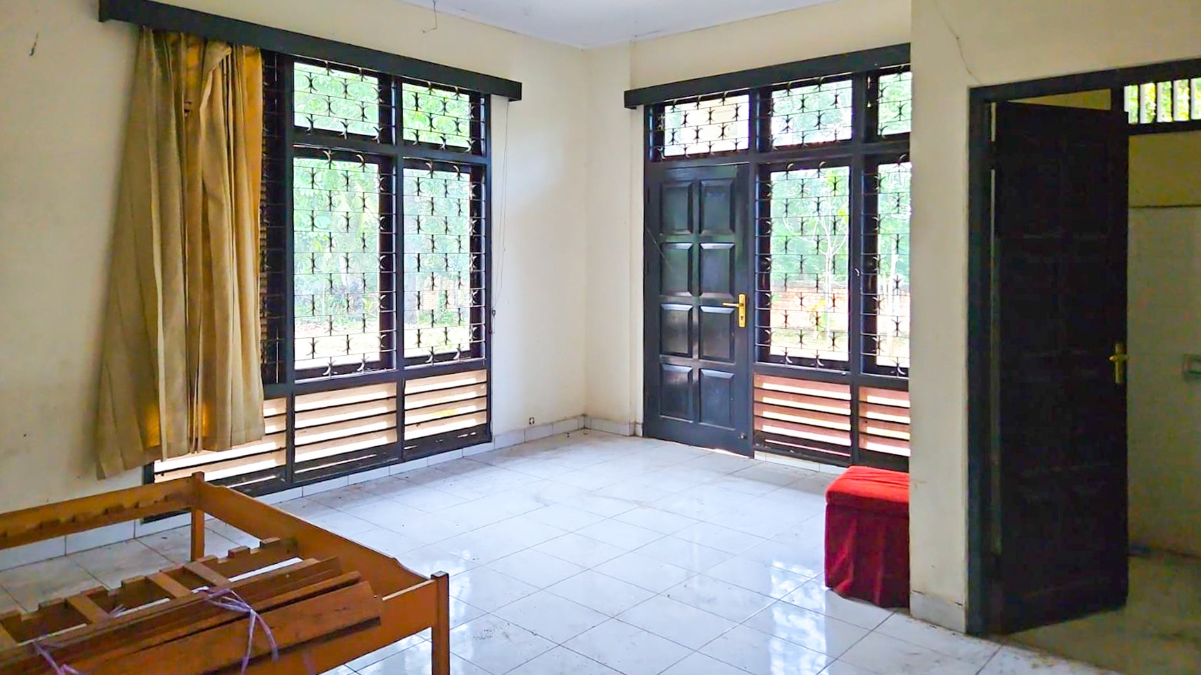 RUMAH KLASIK HALAMAN LUAS DI PAAL LIMA, KOTA BARU, JAMBI