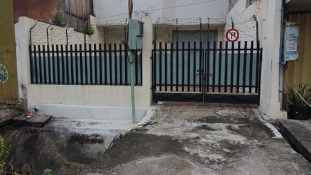 Disewakan Rumah 3 lantai di Jalan Kedungsari Surabaya Pusat