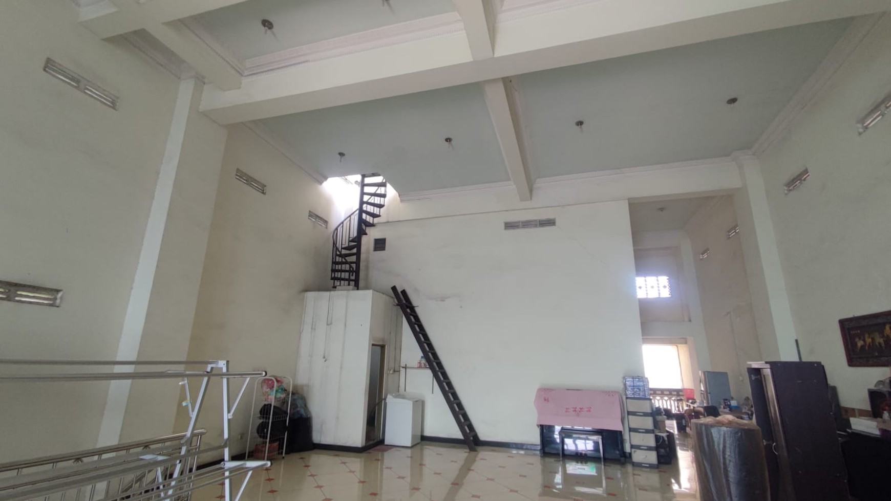 DIJUAL/DISEWAKAN Rumah + showroom di Pusat Kota, jl. Diponegoro