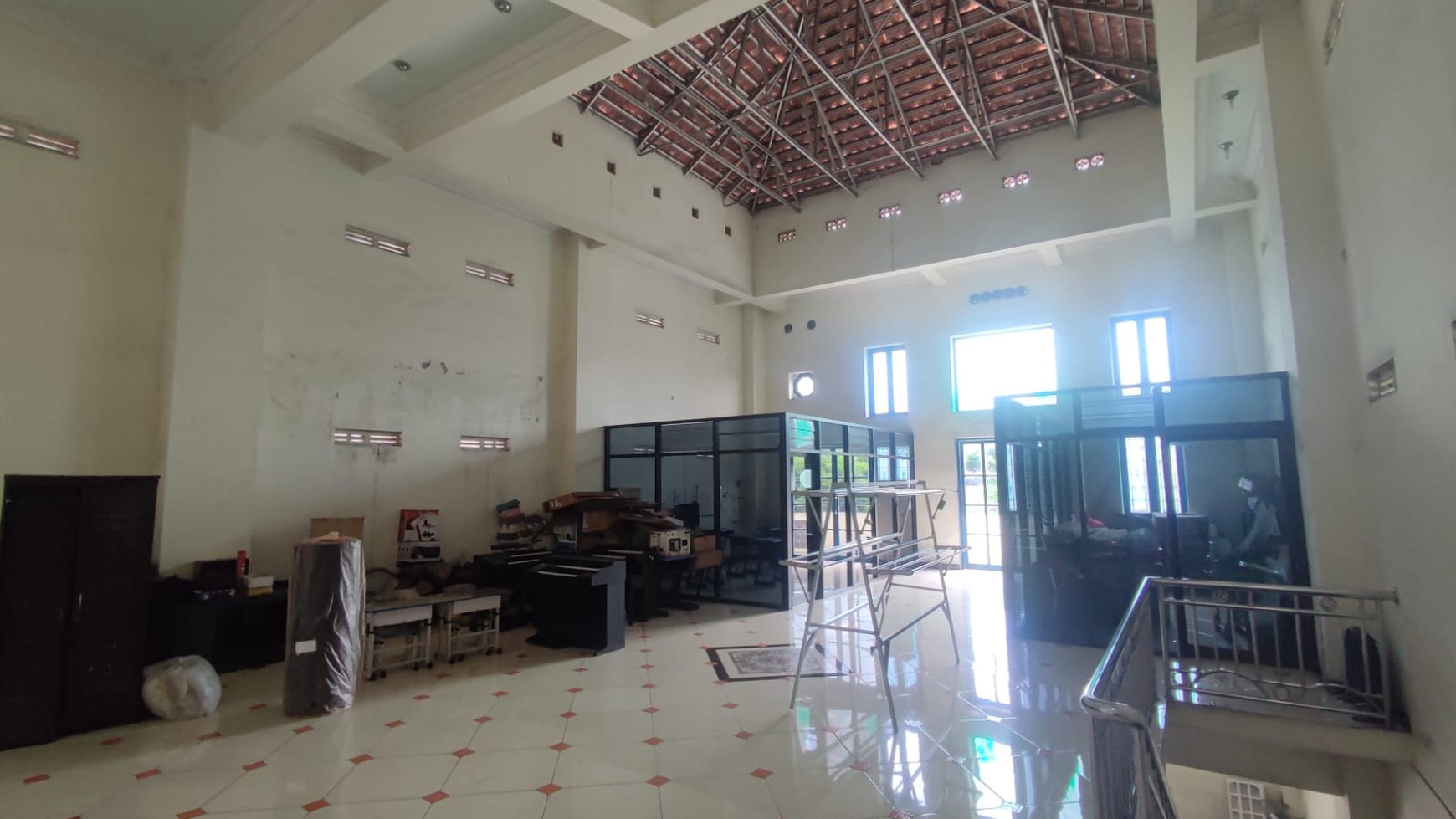 DIJUAL/DISEWAKAN Rumah + showroom di Pusat Kota, jl. Diponegoro