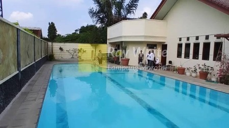 Sewa Rumah Mewah dengan Kolam Renang di Pahoman Bandar Lampung