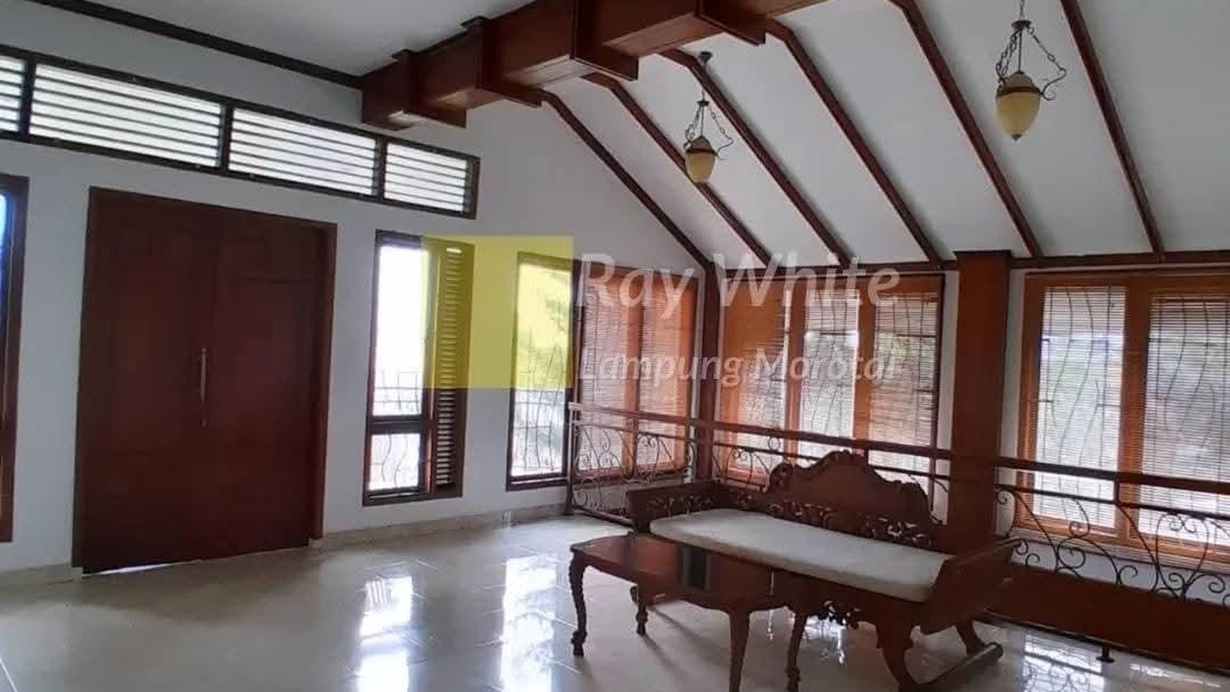 Sewa Rumah Mewah dengan Kolam Renang di Pahoman Bandar Lampung