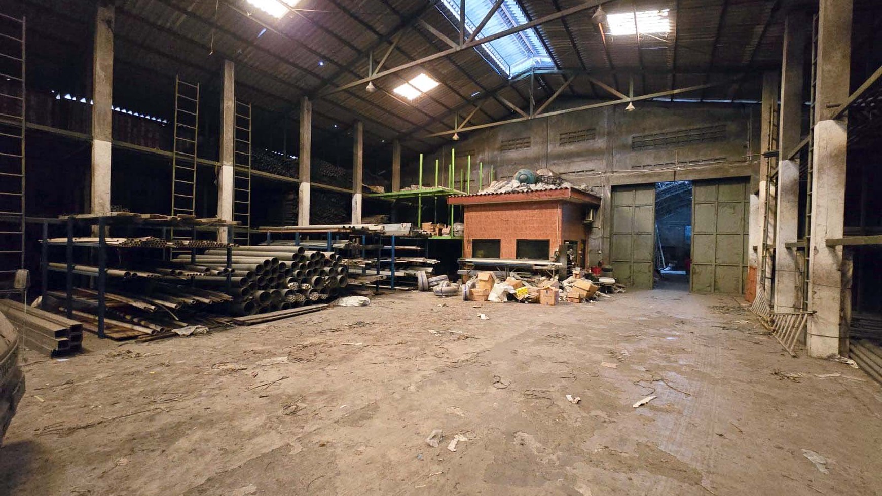 Gudang di Bibis Karah Jl. Mastrip Surabaya Barat, ada kantor dan tempat tinggal