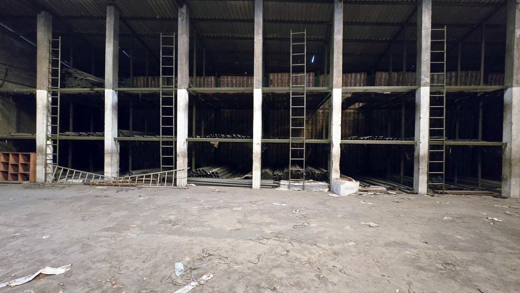Gudang di Bibis Karah Jl. Mastrip Surabaya Barat, ada kantor dan tempat tinggal