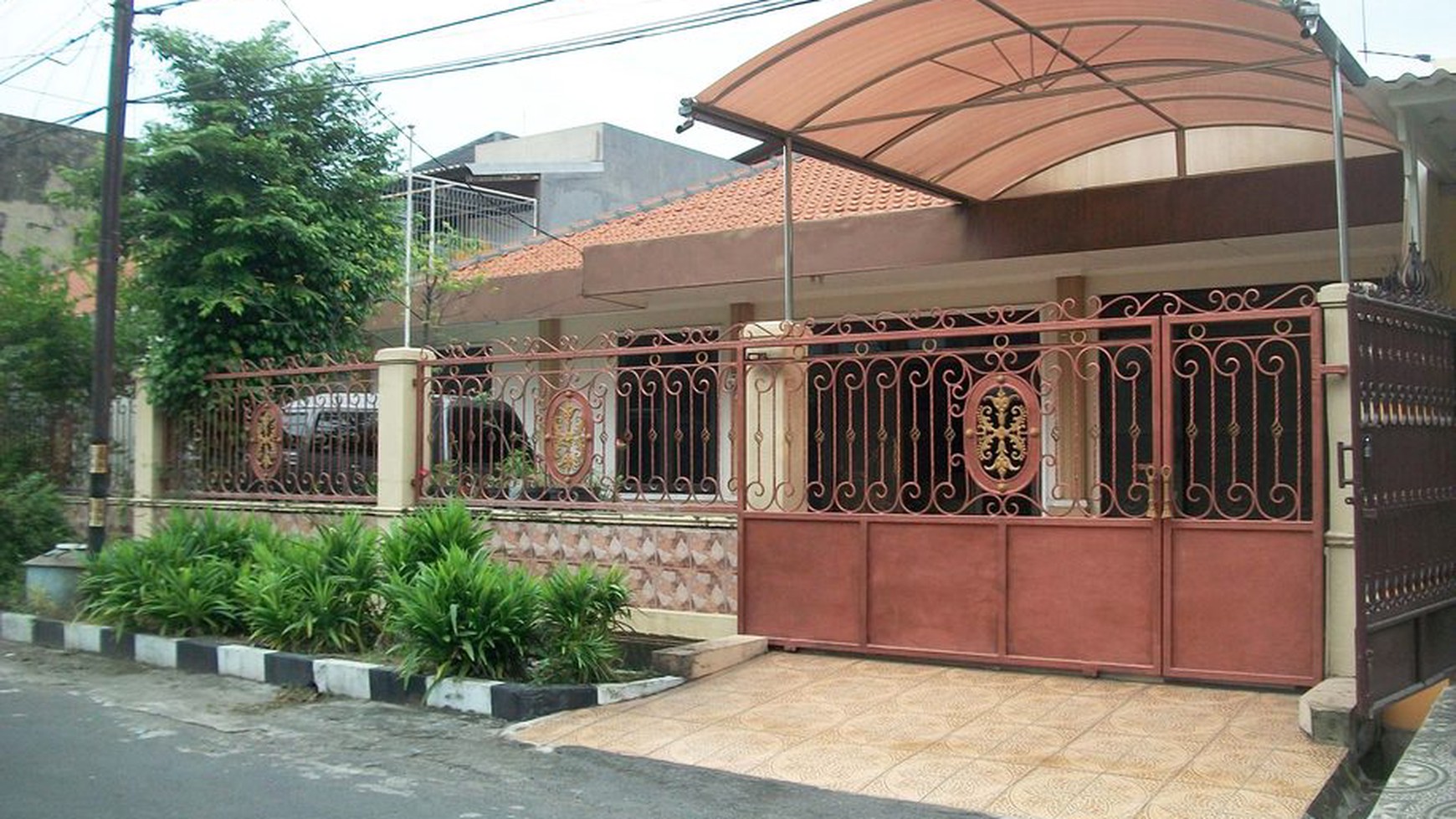 Rumah di Jemur Andayani Surabaya, Luas 15 x 20 m2, Bagus + Terawat, Row Jalan Lebar, bisa untuk rumah tinggal/kantor - LT -