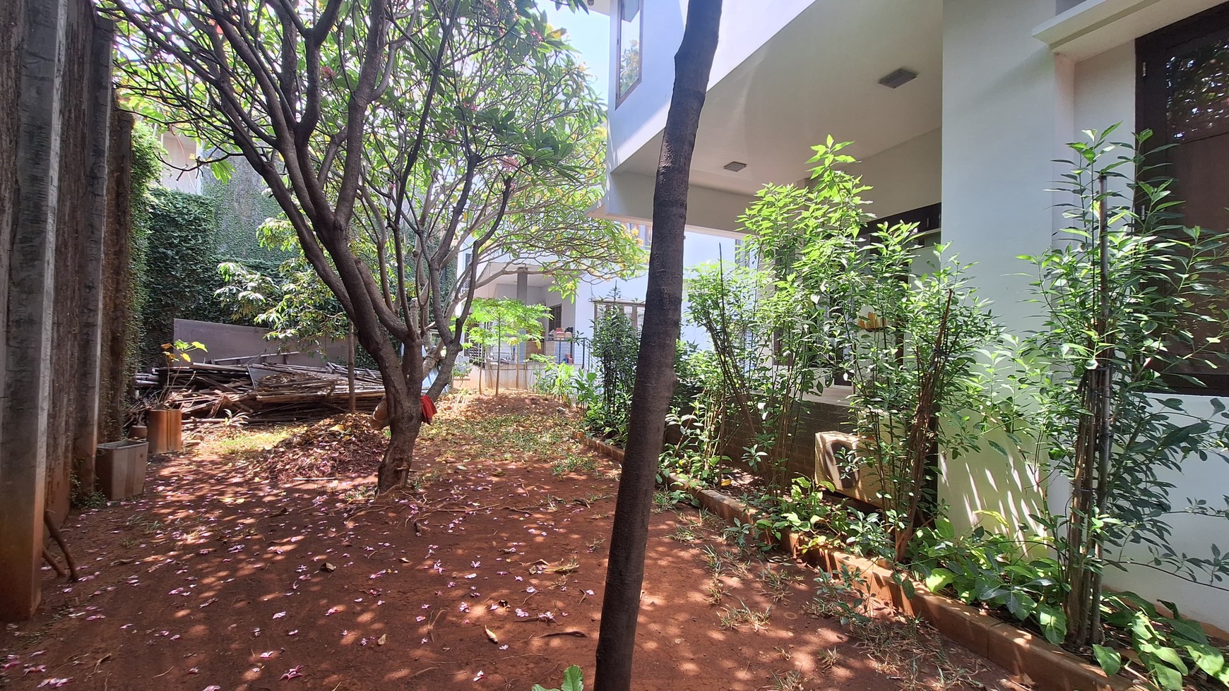 Rumah Komplek Cantik SHM di Menteng Dalam