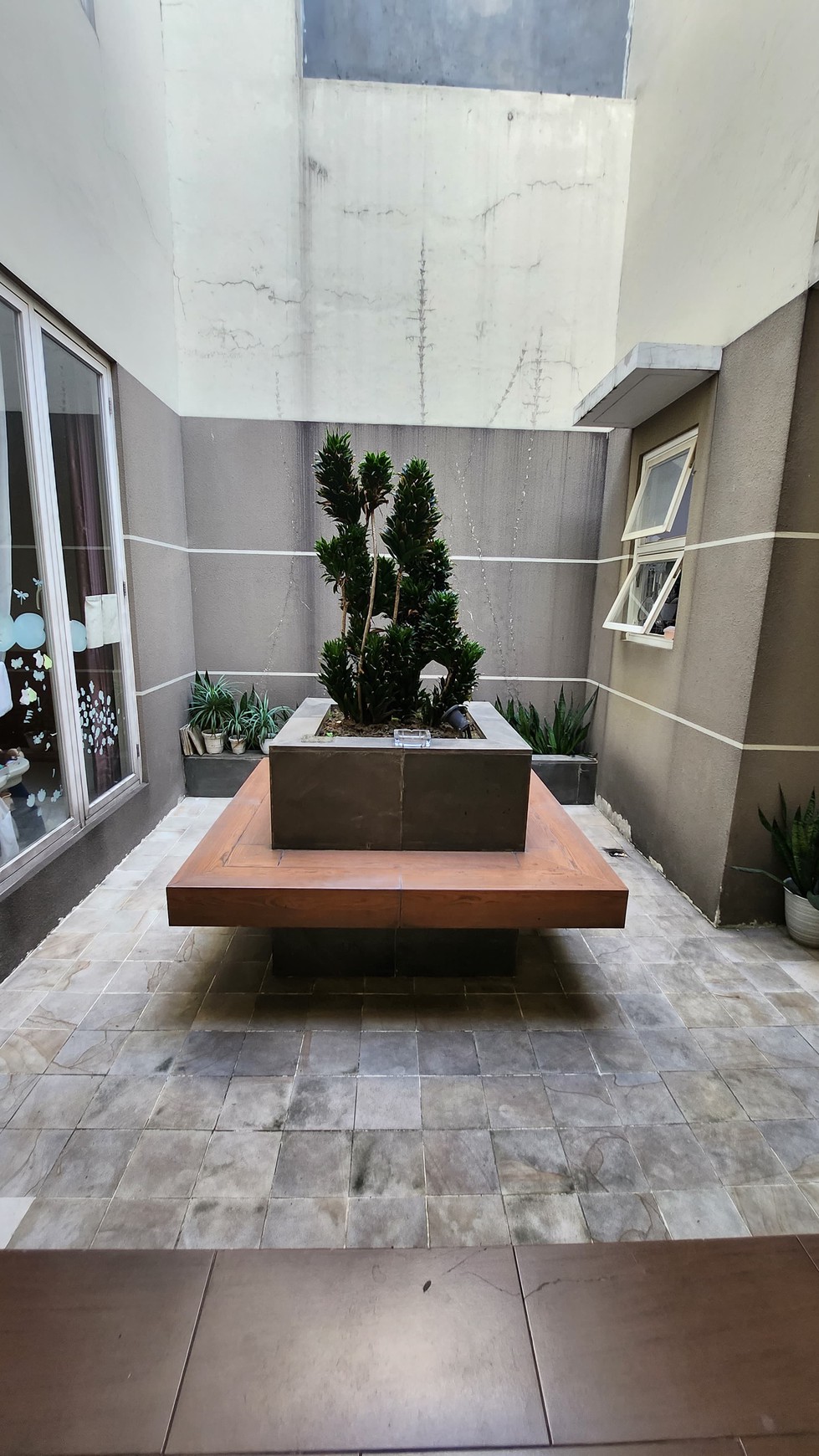 RUMAH FURNISHED ROYAL RESIDENCE WIYUNG SURABAYA BARAT