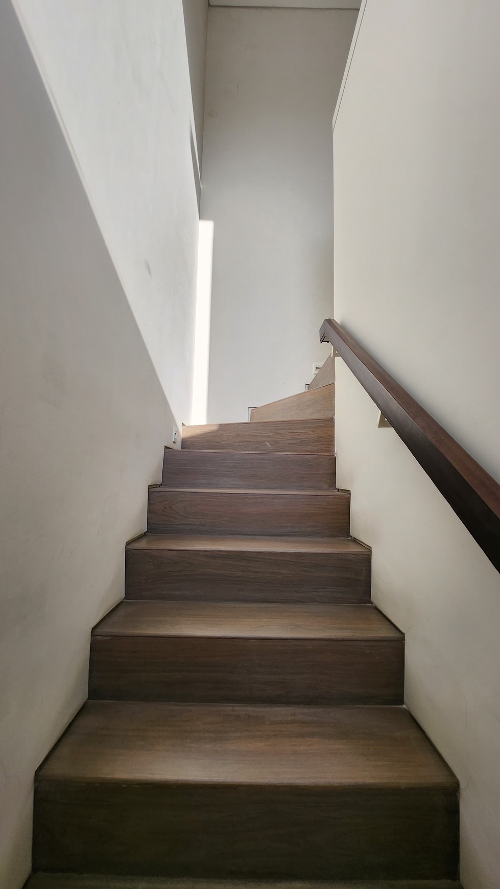 RUMAH FURNISHED ROYAL RESIDENCE WIYUNG SURABAYA BARAT