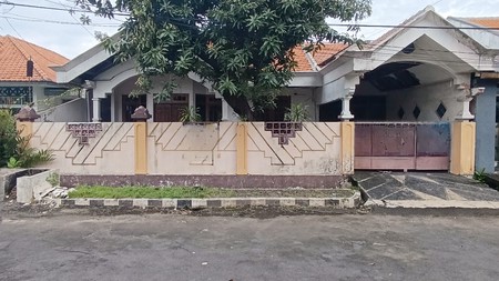 Rumah Bangunan Lama Di Medokan Dekat Graha YKP Surabaya