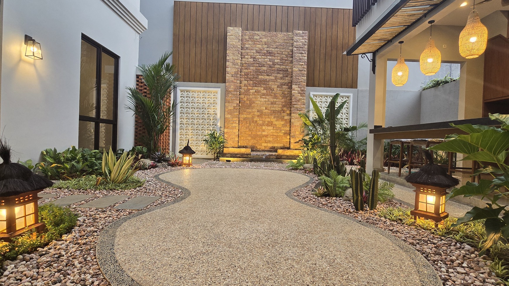 Rumah di Puspita Loka BSD, posisi langka menghadap pepohonan