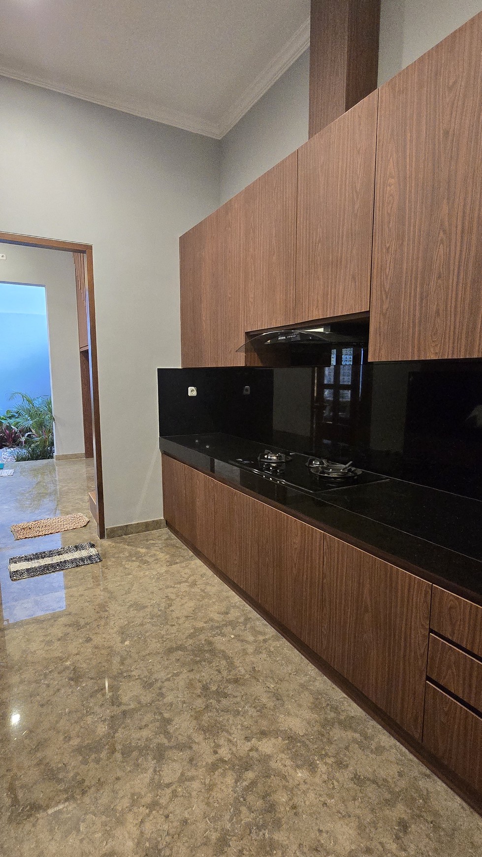 Rumah di Puspita Loka BSD, posisi langka menghadap pepohonan