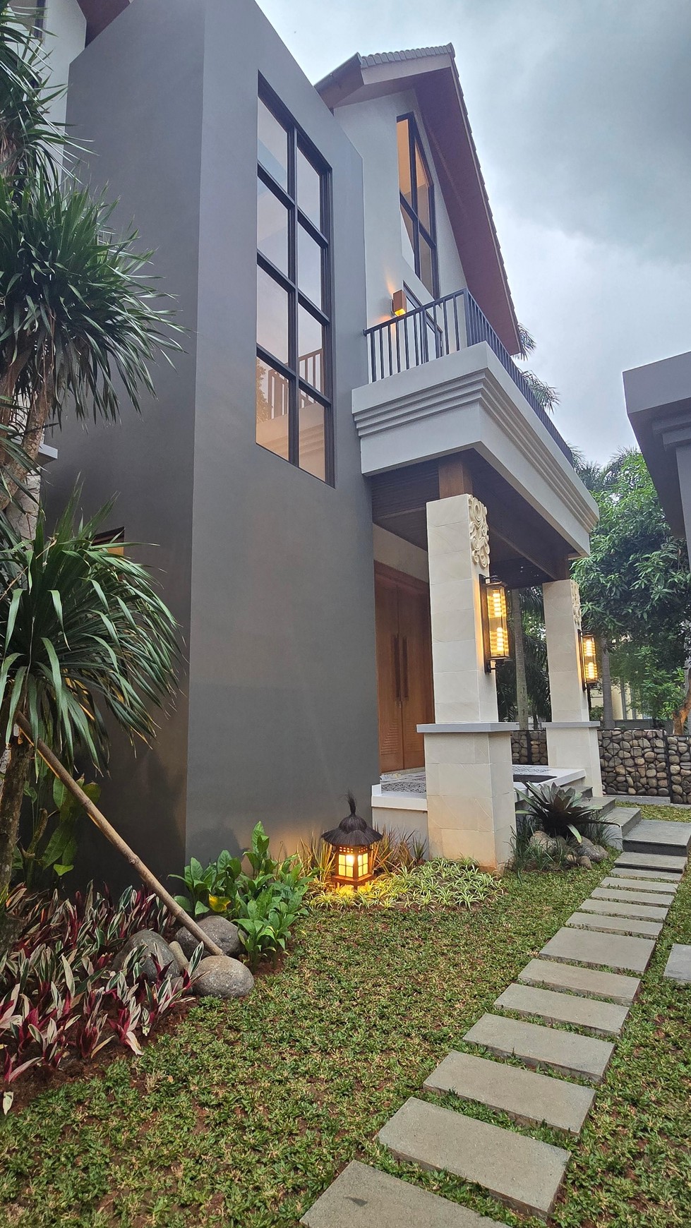 Rumah di Puspita Loka BSD, posisi langka menghadap pepohonan