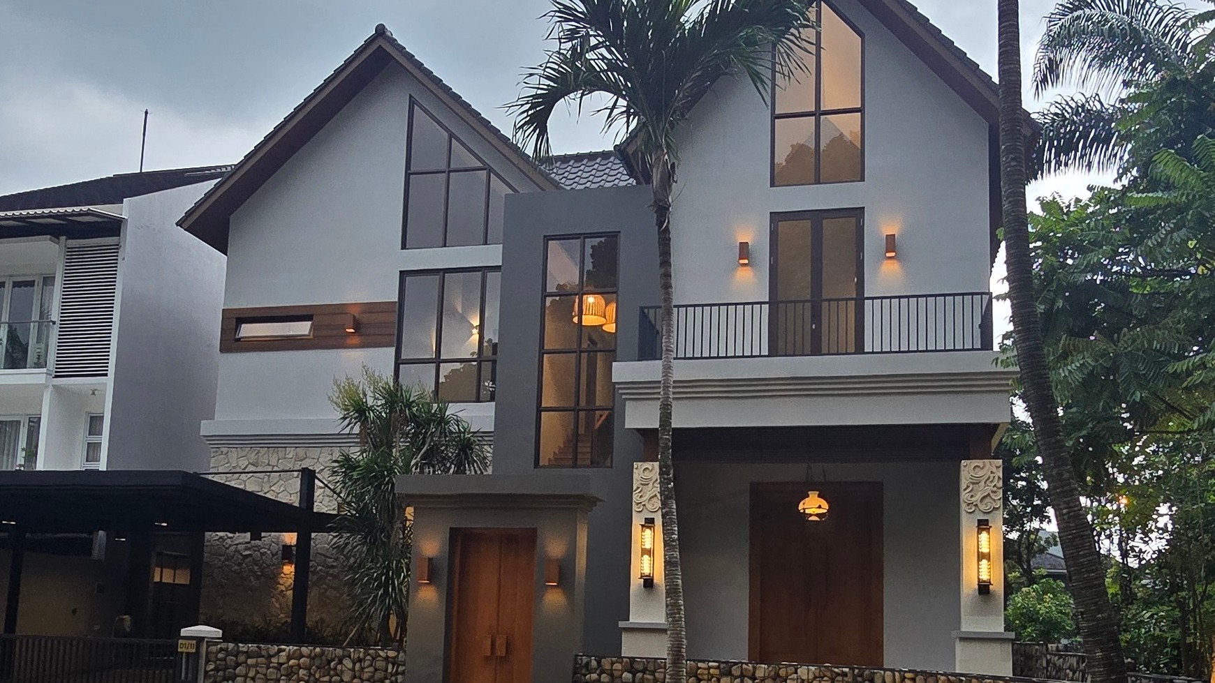 Rumah di Puspita Loka BSD, posisi langka menghadap pepohonan