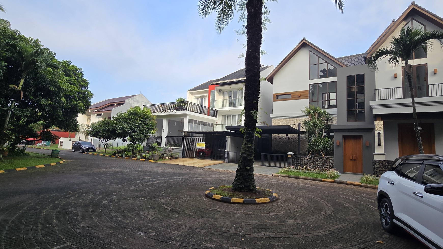 Rumah di Puspita Loka BSD, posisi langka menghadap pepohonan