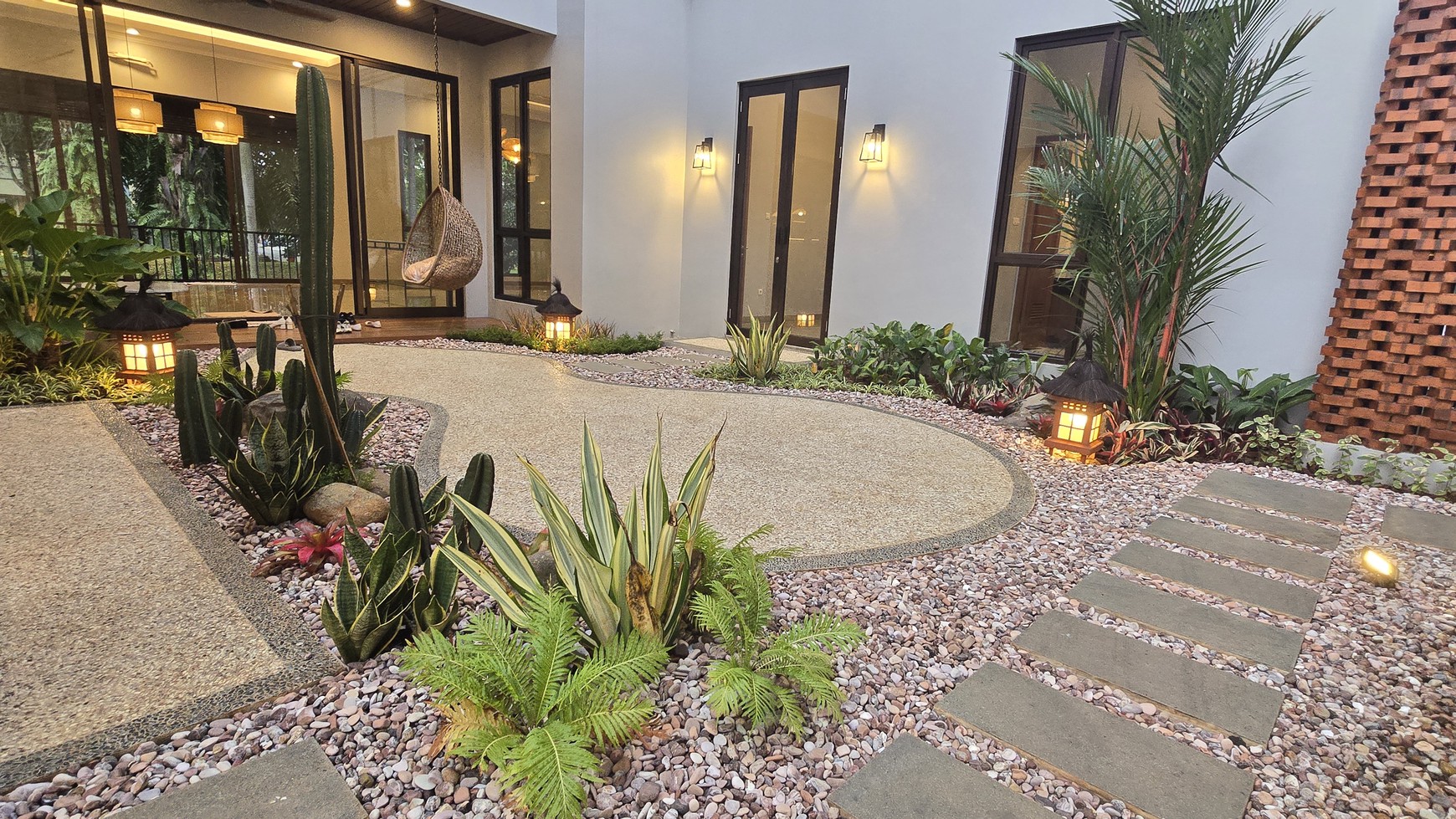 Rumah di Puspita Loka BSD, posisi langka menghadap pepohonan