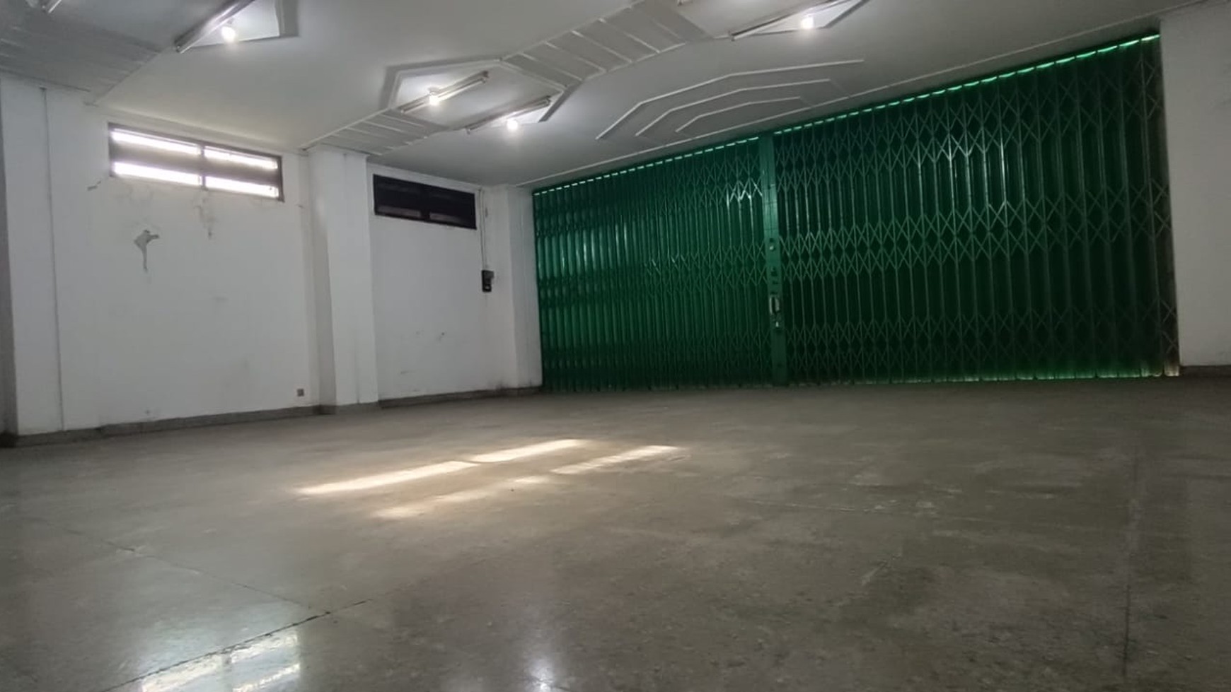 Ruang Usaha Lokasi Strategis Di Pinggir Jalan Adi Sucipto Dekat Hotel Satoria Maguwoharjo Depok Sleman.