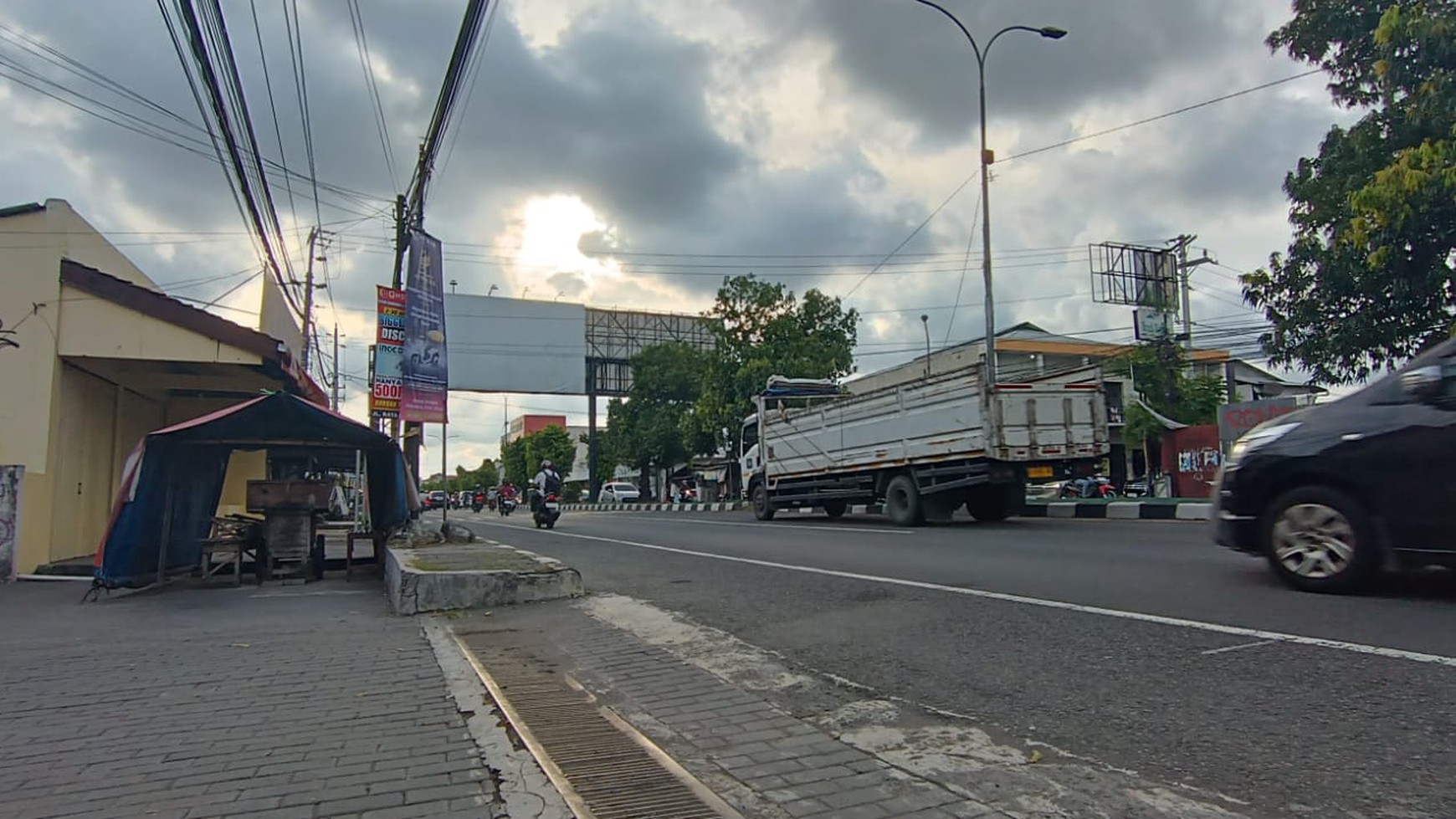 Ruang Usaha Lokasi Strategis Di Pinggir Jalan Adi Sucipto Dekat Hotel Satoria Maguwoharjo Depok Sleman.