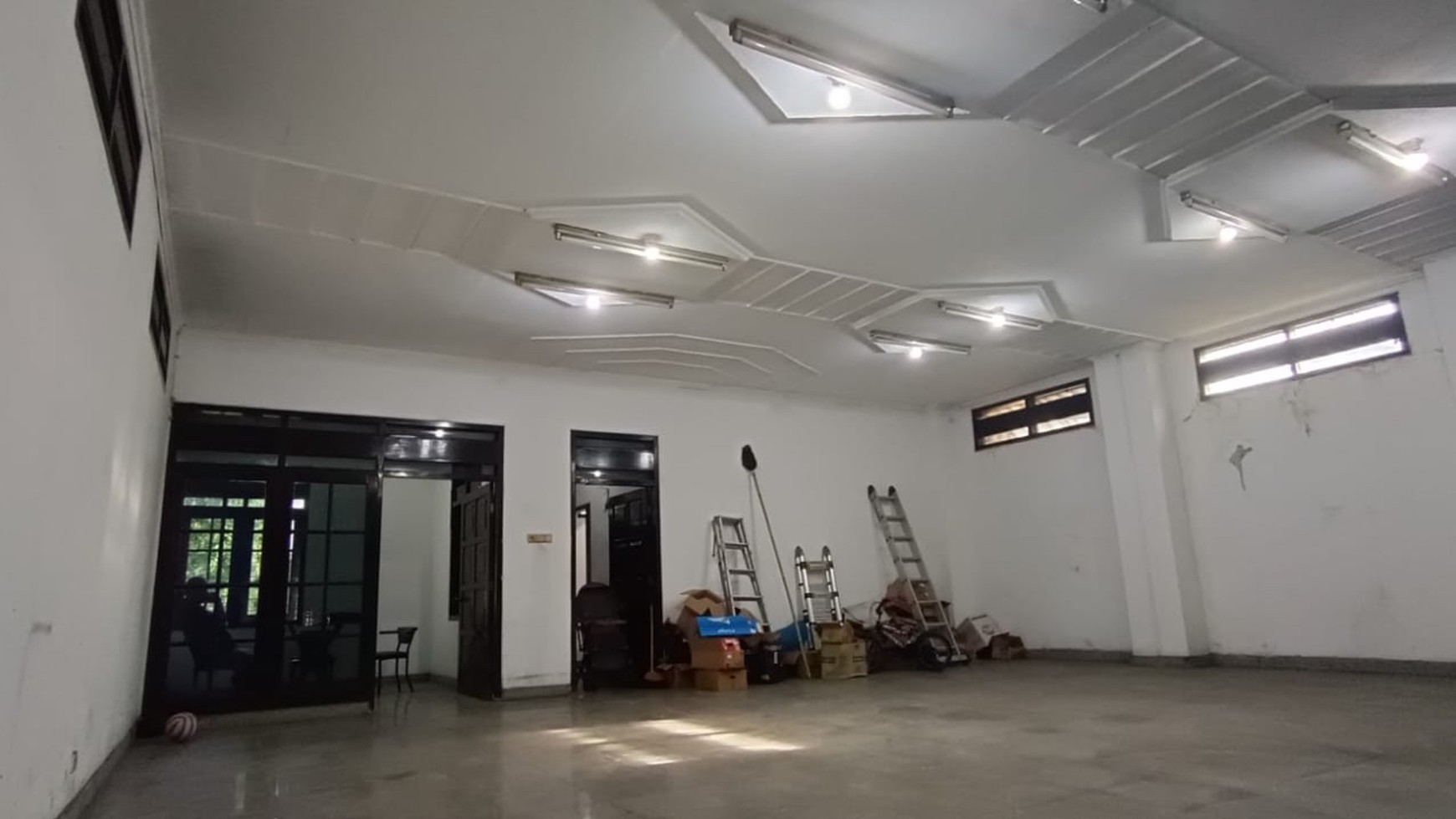 Ruang Usaha Lokasi Strategis Di Pinggir Jalan Adi Sucipto Dekat Hotel Satoria Maguwoharjo Depok Sleman.