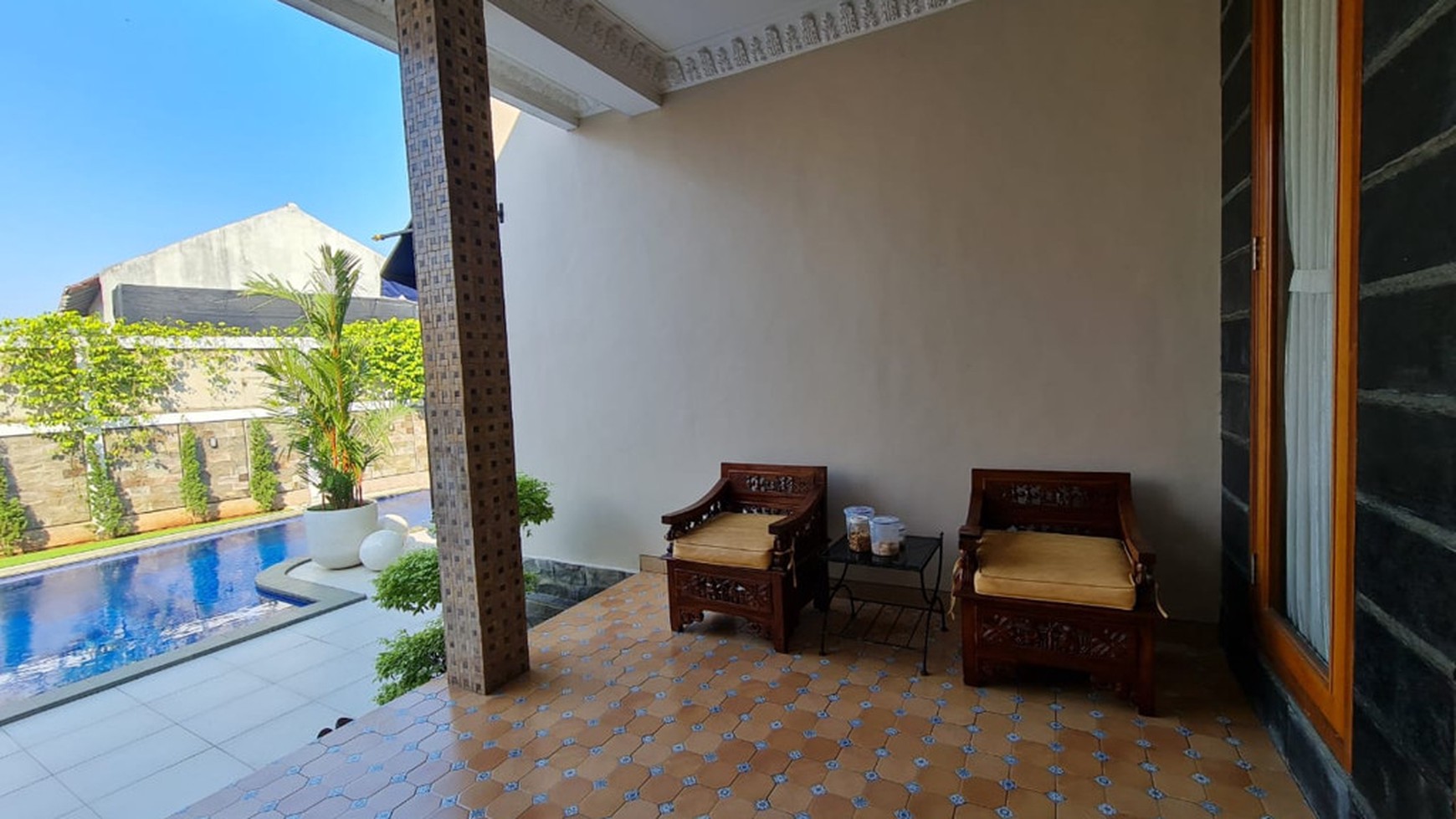 Rumah Mewah Like New dengan Pool di Pamulang Tangerang Selatan