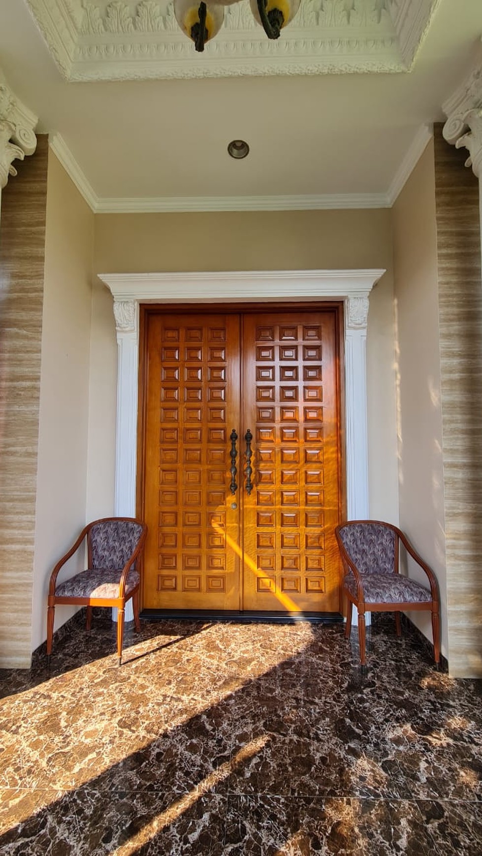 Rumah Mewah Like New dengan Pool di Pamulang Tangerang Selatan