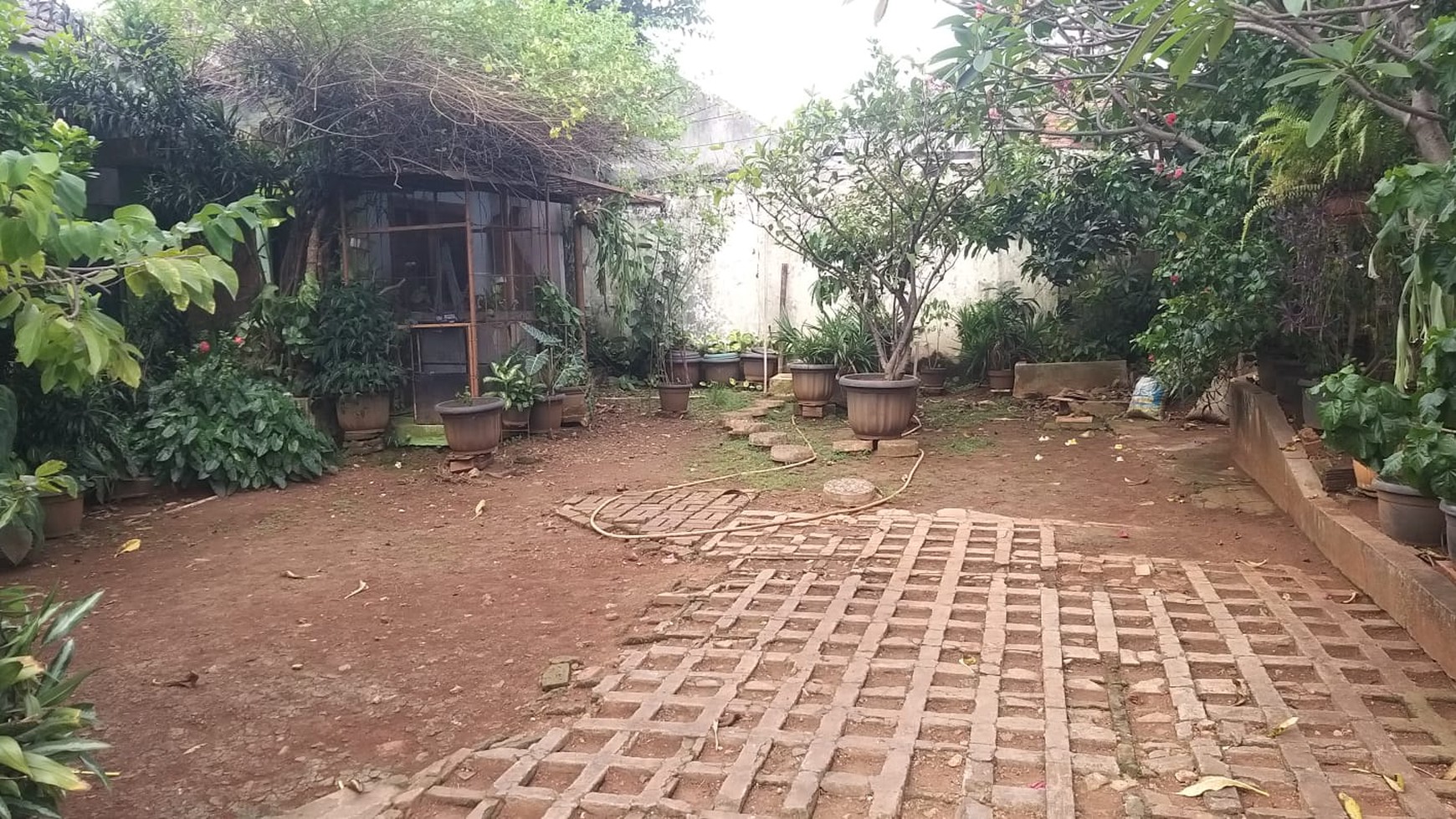 Rumah Hitung Tanah di area Cipinang Muara Komplek PWI
