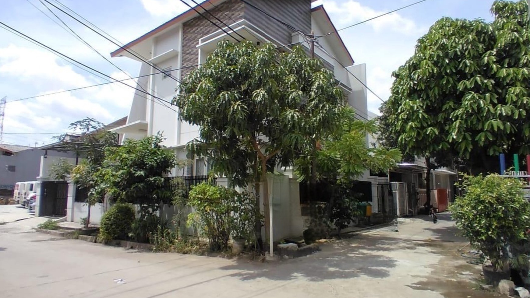 Rumah hoek di Bintara Loka Indah, Pondok Kopi - Bekasi