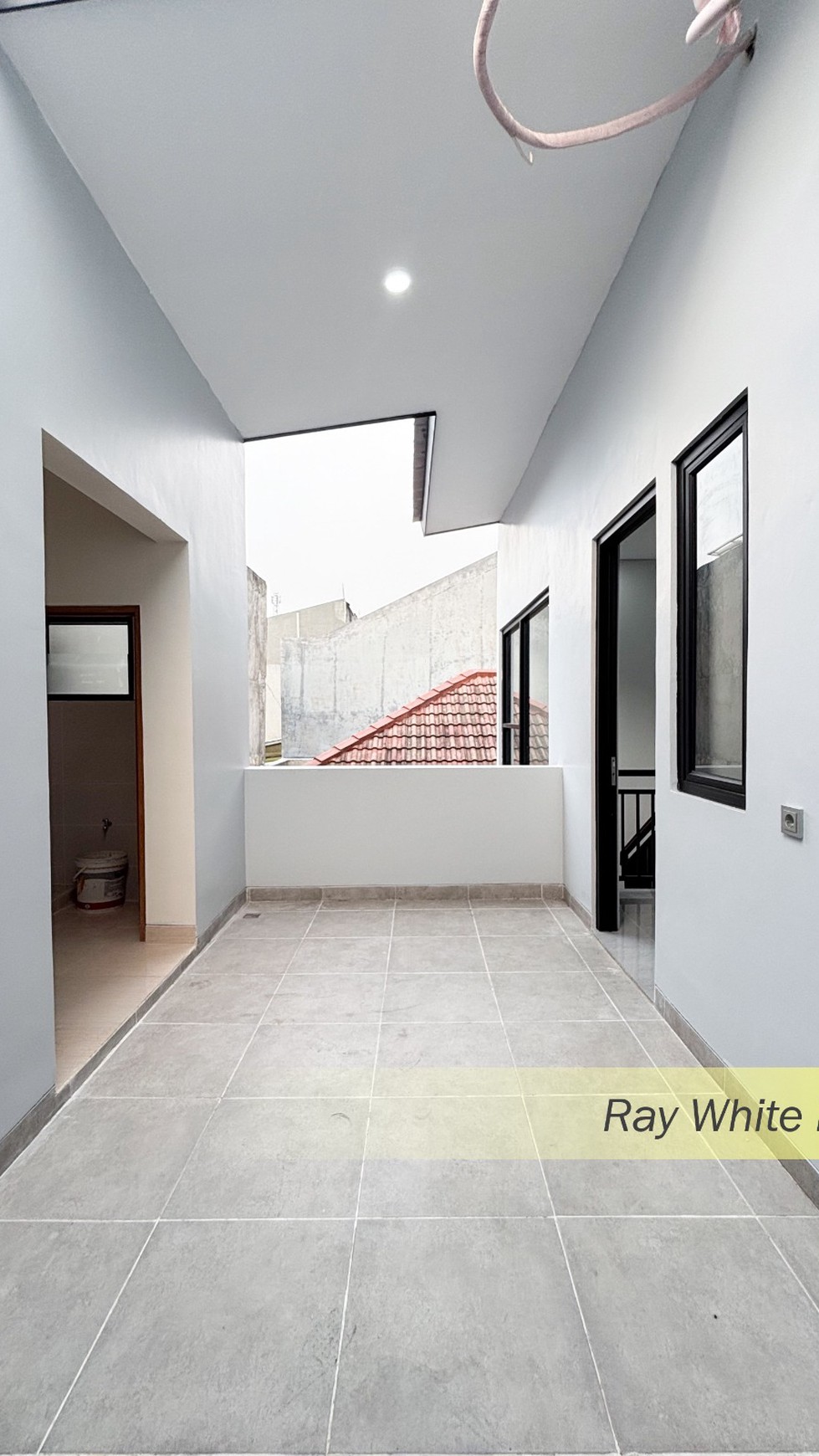 BRAND NEW MINIMALIS MOODERN MINIMALIS DI BSD, TANGERANG SELATAN.