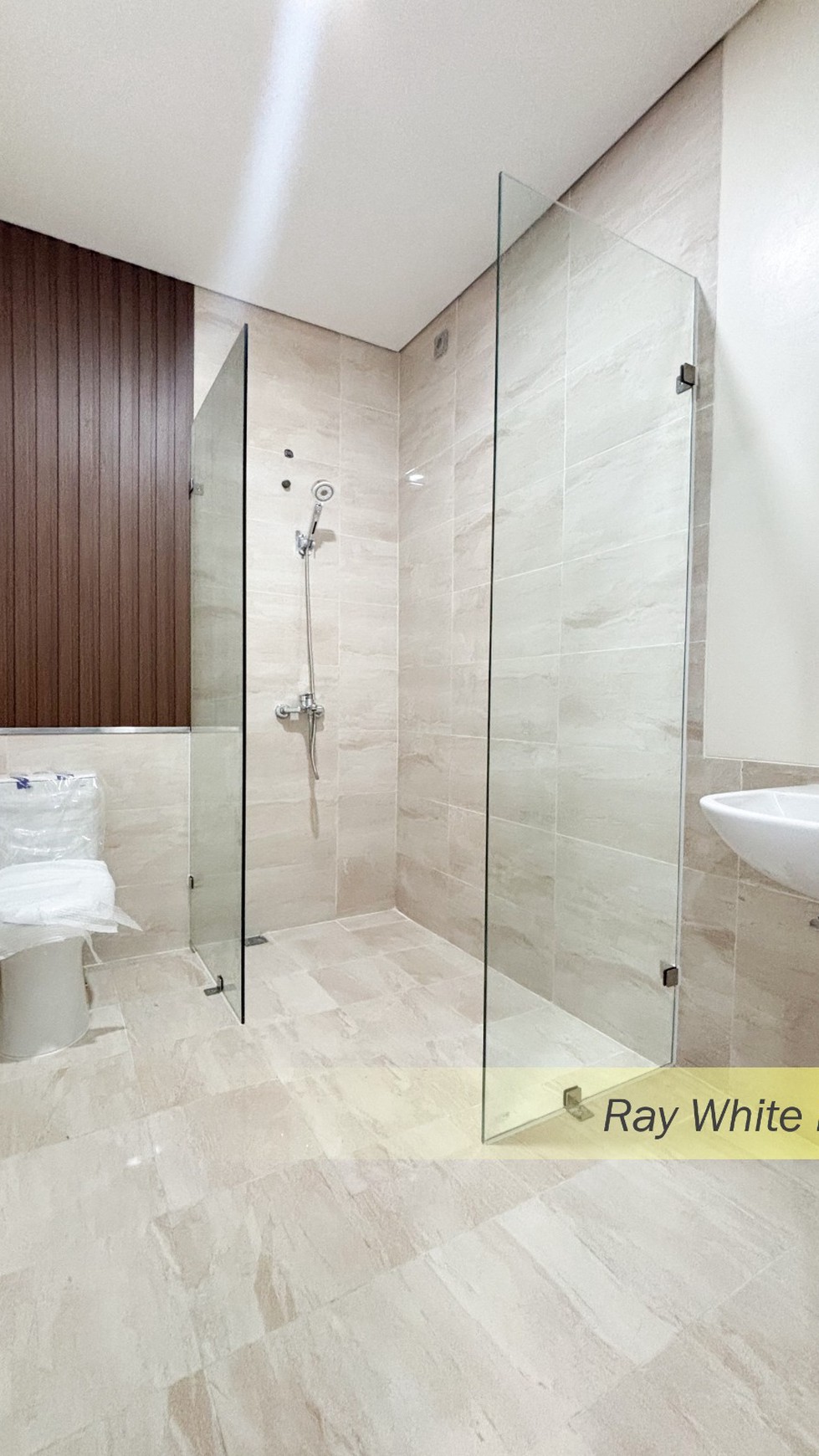 BRAND NEW MINIMALIS MOODERN MINIMALIS DI BSD, TANGERANG SELATAN.