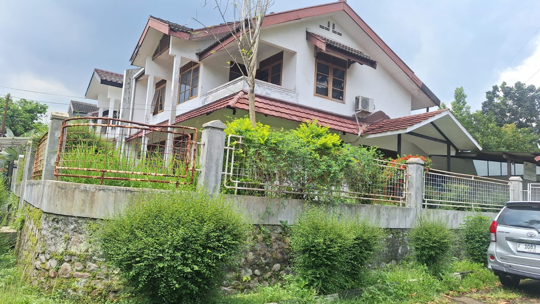 Rumah 2 lantai Asri , Hoek , Lokasi Ok dekat Tol di Baranangsiang Indah