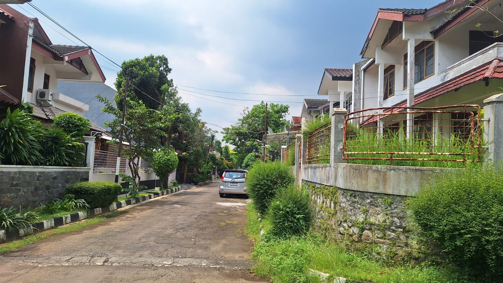 Rumah 2 lantai Asri , Hoek , Lokasi Ok dekat Tol di Baranangsiang Indah