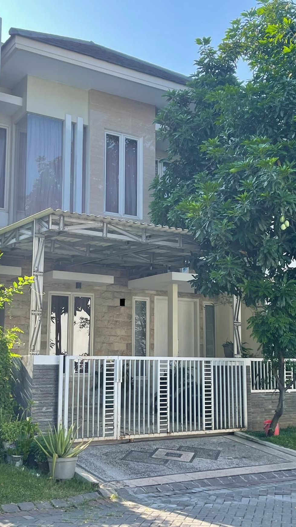 Rumah 2 Lantai 3M-an Pakuwon City Terawat Surabaya