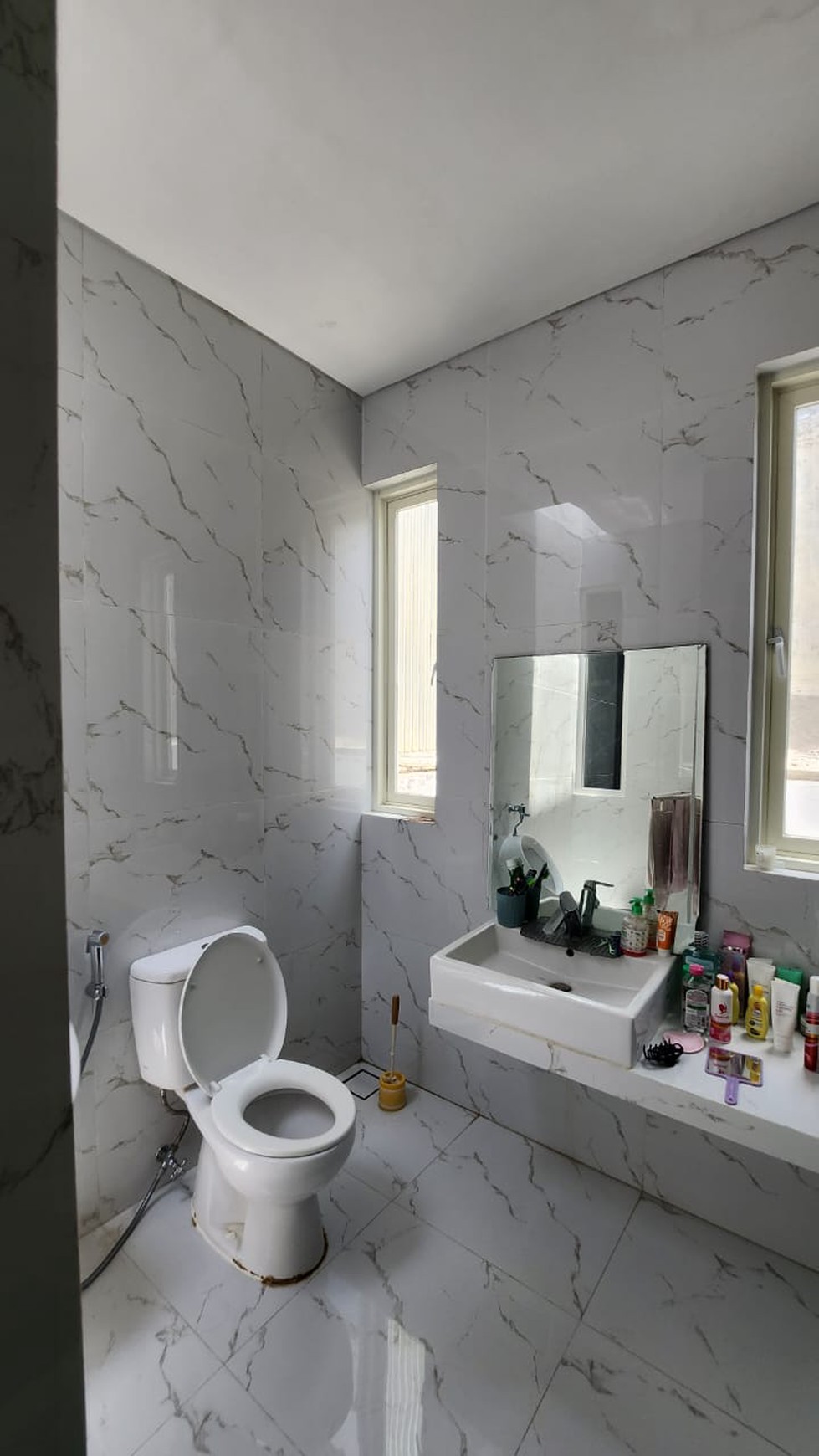 3M-an Semi Furnished Royal Residence Wiyung Surabaya