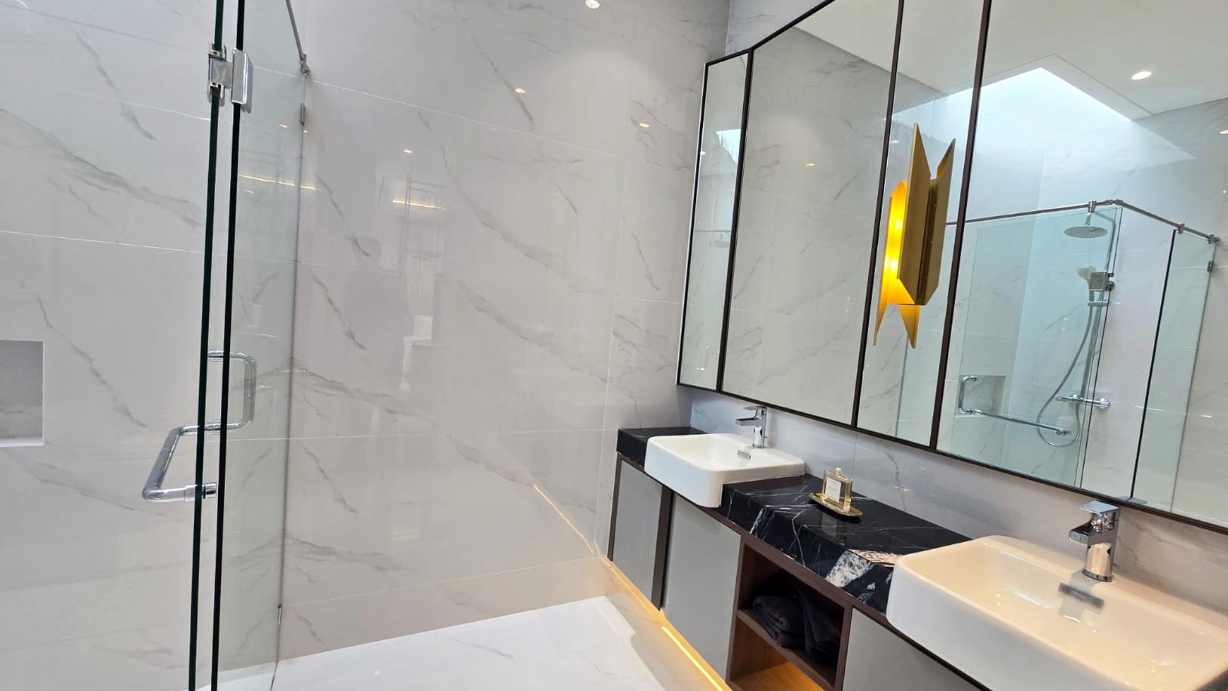 Rumah Mewah Baru Gress di Citraland Cluster Crystal Golf Surabaya Barat, 2 Lantai, Minimalis, Siap Huni, Lokasi baru dekat dengan lapanganGolfdanDanau