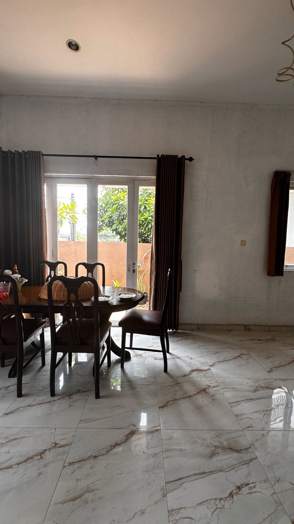 Rumah Siap Huni 3 Lantai di Mega Cinere