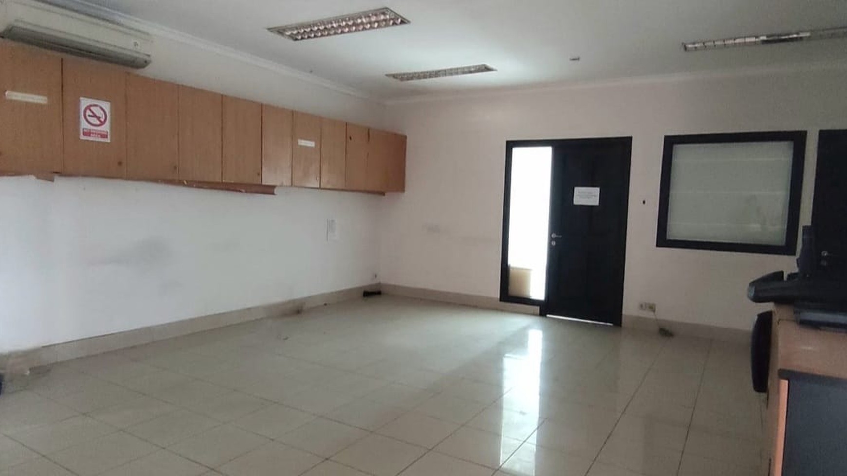 Mini Building 4 lt, strategis, zona komersil, siap pakai, Jl. Guru Mugni, Setiabudi, Jakarta Selatan.