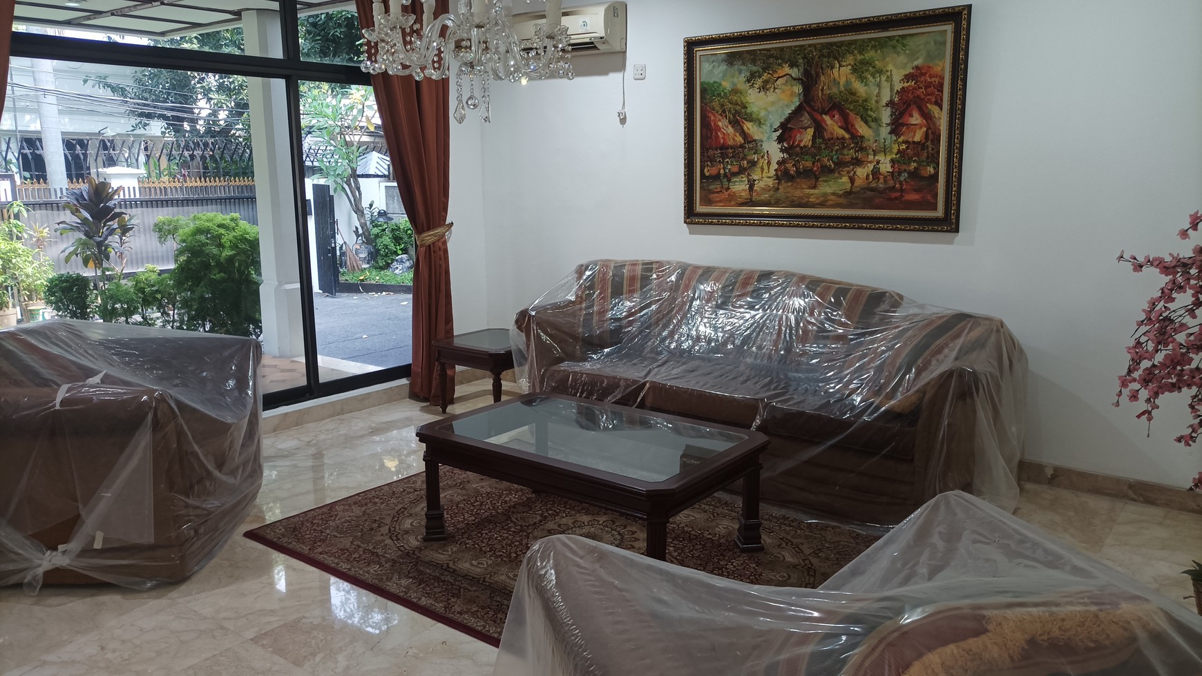 Rumah asri disewakan / dijual di Kuningan, jakarta selatan